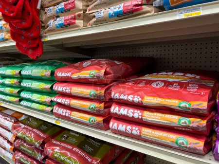 Foto de Woodinville, WA USA - circa November 2022: Selective focus on large bags of dry pet food for sale inside a grocery store. - Imagen libre de derechos