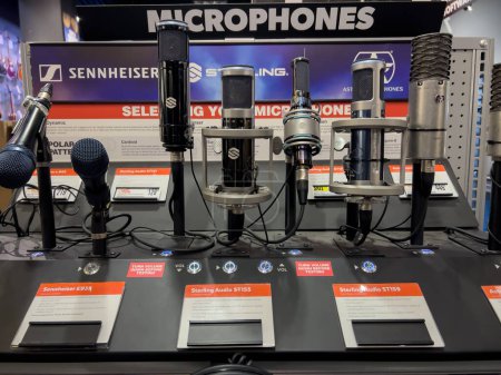 Téléchargez les photos : Bellevue, WA USA - circa December 2022: Close up view of microphones for sale inside a Guitar Center store. - en image libre de droit