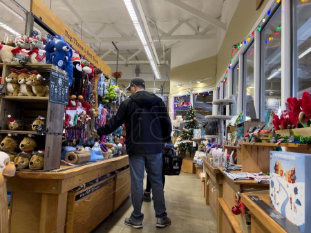 Téléchargez les photos : Mill Creek, WA USA - circa December 2022: Wide view of customers shopping inside a Mudbay pet shop. - en image libre de droit