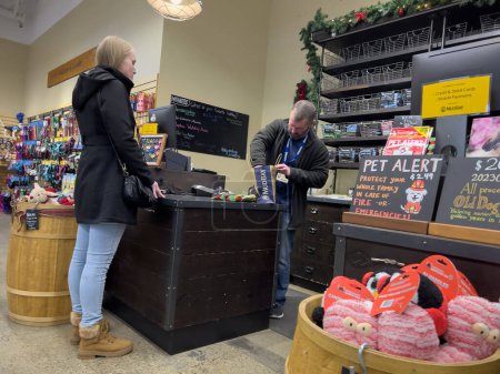 Foto de Mill Creek, WA USA - circa December 2022: Wide view of customers shopping inside a Mudbay pet shop. - Imagen libre de derechos
