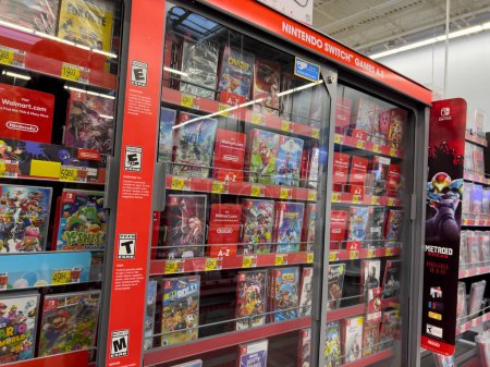 Téléchargez les photos : Monroe, WA USA - circa December 2022: Angled view of Nintendo Switch games for sale inside a Walmart store. - en image libre de droit