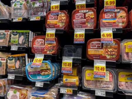 Téléchargez les photos : Seattle, WA USA - circa August 2022: Close up view of sandwich meat for sale inside a QFC grocery store. - en image libre de droit