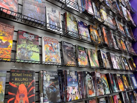Foto de Lynnwood, WA USA - circa Enero 2023: Vista de cerca de los cómics populares en venta dentro de una tienda Phantom Zone Comics. - Imagen libre de derechos