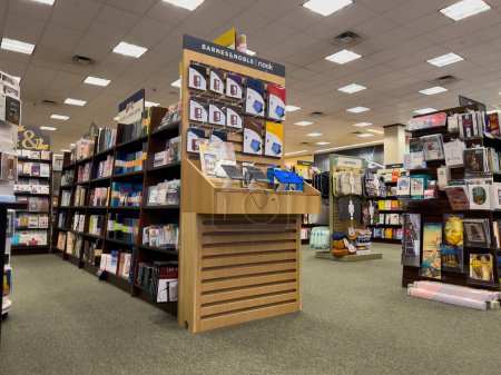Foto de Woodinville, WA USA - circa December 2022: Wide view of a Nook endcap inside a Barnes and Noble bookstore. - Imagen libre de derechos