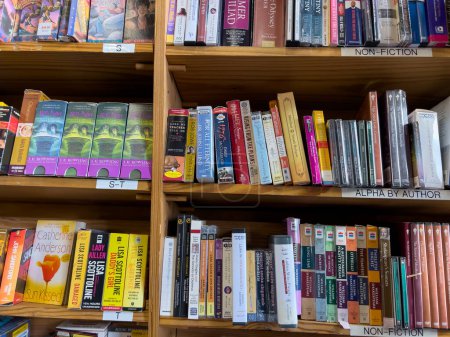 Téléchargez les photos : Redmond, WA USA - circa December 2022: Close up view of used audiobooks for sale inside a Half Price Bookstore. - en image libre de droit