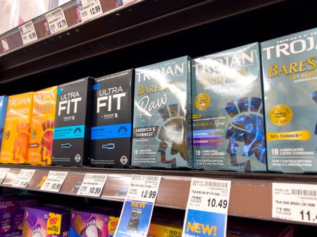 Foto de Lynnwood, WA USA - circa febrero 2023: Vista de bajo ángulo de condones para la venta dentro de una tienda de comestibles - Imagen libre de derechos