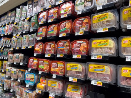 Téléchargez les photos : Lynnwood, WA USA - circa February 2023: Angled view of sandwich meat for sale inside a QFC grocery store. - en image libre de droit
