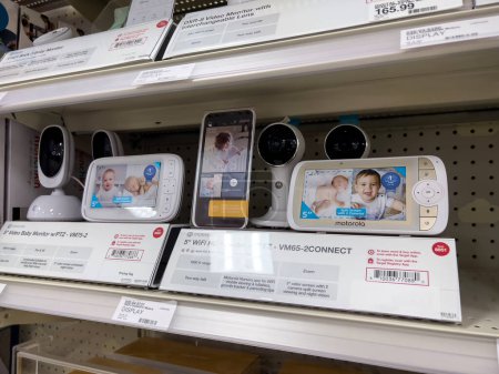 Téléchargez les photos : Lynnwood, WA USA - vers février 2023 : Vue rapprochée des moniteurs pour bébés à vendre dans un magasin Target. - en image libre de droit