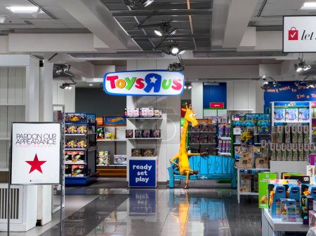 Foto de Bellevue, WA USA - alrededor de febrero de 2023: Amplia vista de la sección Toys R Us dentro de una tienda por departamentos de Macys. - Imagen libre de derechos