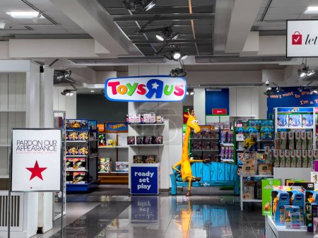 Foto de Bellevue, WA USA - alrededor de febrero de 2023: Amplia vista de la sección Toys R Us dentro de una tienda por departamentos de Macys. - Imagen libre de derechos
