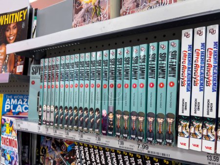 Téléchargez les photos : Lynnwood, WA USA - vers février 2023 : Focus sélectif sur le manga Spy Family à vendre dans un magasin Target. - en image libre de droit