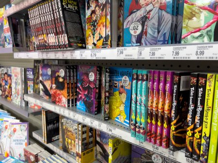 Téléchargez les photos : Lynnwood, WA USA - vers février 2023 : Focus sélectif sur le manga à vendre dans un magasin Target. - en image libre de droit