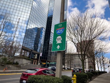 Téléchargez les photos : Bellevue, WA USA - vers février 2023 : Vue large d'un panneau indiquant la direction de l'Interstate 405 dans le centre-ville. - en image libre de droit