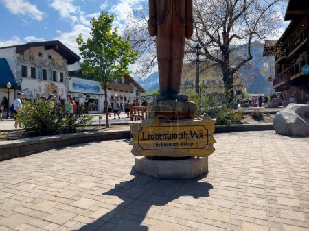Téléchargez les photos : Leavenworth, WA USA - vers avril 2023 : Vue de la sculpture bavaroise dans le quartier commerçant du centre-ville. - en image libre de droit