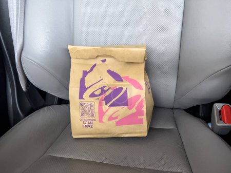 Téléchargez les photos : Seattle, WA États-Unis - vers mars 2023 : Vue rapprochée d'un sac de restauration rapide Taco Bell à l'intérieur d'une voiture. - en image libre de droit