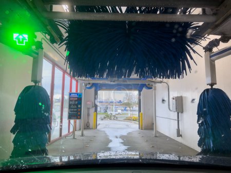 Téléchargez les photos : Seattle, WA États-Unis - vers mars 2023 : Vue panoramique de l'intérieur d'un lave-auto dans une station-service Shell. - en image libre de droit