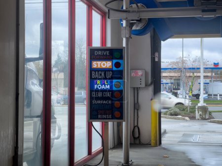 Téléchargez les photos : Seattle, WA États-Unis - vers mars 2023 : Vue panoramique de l'intérieur d'un lave-auto dans une station-service Shell. - en image libre de droit