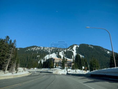 Foto de Stevens Pass, WA USA - circa abril 2023: Amplia vista de la carretera del paso de montaña que conduce a la estación de esquí de Stevens Pass. - Imagen libre de derechos