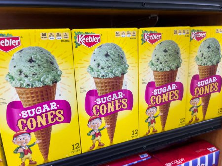 Téléchargez les photos : Seattle, WA États-Unis - vers mai 2023 : Vue rapprochée des cônes de crème glacée Keebler à vendre dans une épicerie. - en image libre de droit