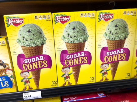 Téléchargez les photos : Seattle, WA États-Unis - vers mai 2023 : Vue rapprochée des cônes de crème glacée Keebler à vendre dans une épicerie - en image libre de droit
