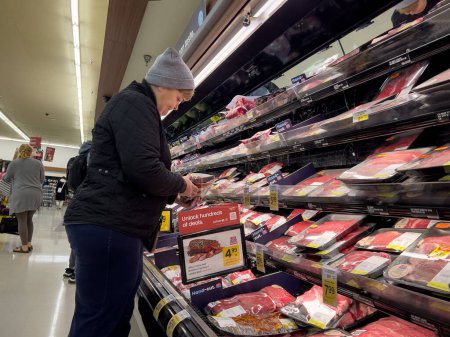 Téléchargez les photos : Mill Creek, WA États-Unis - vers septembre 2023 : Vue générale des personnes faisant du shopping dans le département de la viande à l'intérieur d'une épicerie Safeway. - en image libre de droit