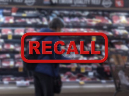 Téléchargez les photos : Fond flou d'une femme faisant ses courses à l'intérieur d'une épicerie avec le texte rouge Rappel au premier plan - en image libre de droit