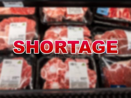 Téléchargez les photos : Fond flou de viande rouge emballée à vendre avec le texte rouge Pénurie au premier plan - en image libre de droit