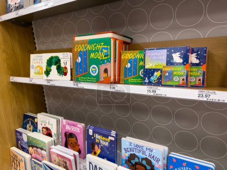 Foto de Seattle, WA USA - alrededor del 20 de marzo de 2023: Vista de cerca de libros para niños en venta dentro de una tienda minorista Target. - Imagen libre de derechos