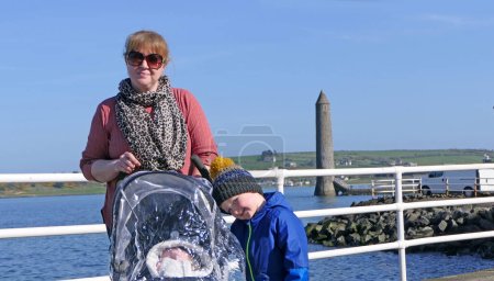 Foto de Woman and boy at Chaine Memorial Tower Giants Pencil Larne Harbour Co Antrim Northern Ireland - Imagen libre de derechos