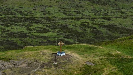Foto de Vista aérea de una Cruz Celta en la cima del Condado de Slemish Mountain Antrim Irlanda del Norte Cerro Slemish donde San Patricio trabajaba como un niño - Imagen libre de derechos