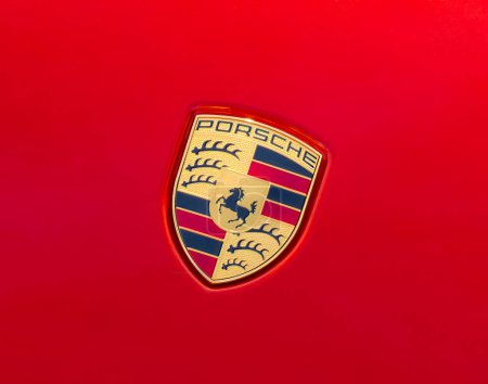 Foto de OCALA, FLORIDA USA - 22 DE OCTUBRE DE 2023 Porsche emblema en los guardias de color rojo brillante, rico con un toque mínimo de naranja, uno de los colores más populares de la marca. Caballo con cornamenta diseño tradicional cresta - Imagen libre de derechos