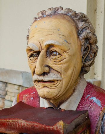 Foto de Raro busto estatua vintage del famoso científico Albert Einstein sosteniendo una pila de libros, primer plano de la cara. Resina de fibra de vidrio que muestra grietas y signos de edad OCALA, FLORIDA USA - 22 DE OCTUBRE DE 2023 - Imagen libre de derechos