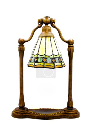 Téléchargez les photos : Lampe Tiffany style cloche d'accent vintage en forme de harpe triangulaire design avec vitrail attaché dans les couleurs vertes, jaunes, rouges. Tête réglable. Isolé sur fond blanc. Novembre 2023, Floride - en image libre de droit