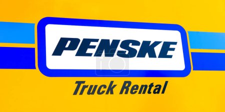 Foto de Ocala, Florida, USA 2 de noviembre de 2023 Penske Truck Rental Van leasing, vista de cerca del letrero del logotipo con colores azul claro, amarillo, blanco y negro. poseen equipos de carreras y concesionarios de automóviles - Imagen libre de derechos