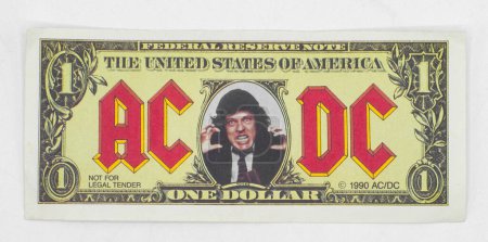 Foto de AC-DC Razors Edge MONEY TALKS Angus Young Promotional One Dollar Bill 1990 De un concierto en San Petersburgo, Florida EE.UU. aislado sobre fondo blanco. Accadacca es un equipo de rock and roll de Australia. - Imagen libre de derechos