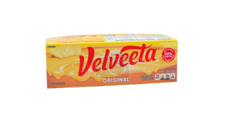 Téléchargez les photos : Ocala, Floride États-Unis - Novembre 2023 Le magasin de détail a acheté le paquet original de boîte jaune et rouge en forme de rectangle de fromage Velveeta fondé en 1918 et appartient à Kraft Foods. isolé sur fond blanc - en image libre de droit
