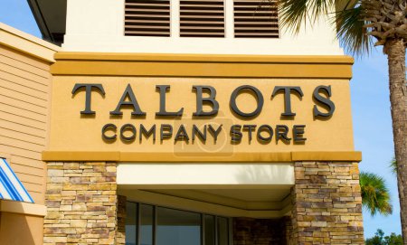 Téléchargez les photos : Ocala, Floride déc 17, 2023 Talbots Inc. est un détaillant américain spécialisé et distributeur direct de vêtements, de chaussures et d'accessoires de mode pour femmes façade de signalisation extérieure avec ciel bleu - en image libre de droit