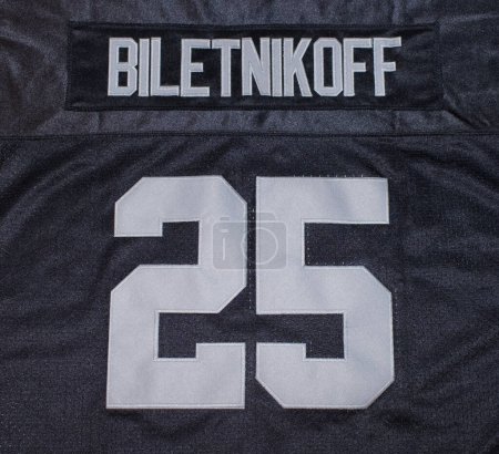 Foto de Ocala, Florida USA 9 de enero de 2023 Fred Biletnikoff número 25 jersey con letras auténticas. Receptor ancho del salón de la fama de plata y color bloque para el equipo de fútbol Oakland Raiders en la NFL - Imagen libre de derechos