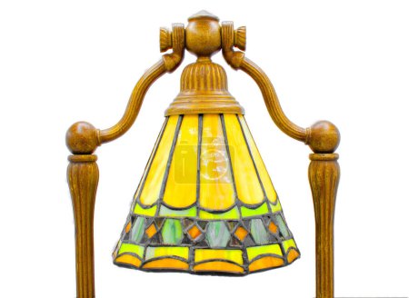 Téléchargez les photos : Lampe Tiffany style cloche d'accent vintage en forme de harpe triangulaire design avec vitrail attaché dans les couleurs vertes, jaunes, rouges. Tête réglable. Isolé sur fond blanc. fermer avec la lumière allumée - en image libre de droit