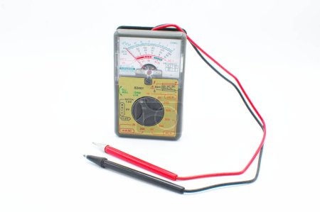 Foto de Multímetro Volt AC DC OHM Tester Meter Pocket Voltmeter con cable negativo rojo positivo y negro, aislado sobre fondo blanco - Imagen libre de derechos