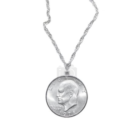 Dwight Eisenhower Dólar de plata D menta 1978 moneda de un dólar convertida en un collar con cadena de plata, Vista frontal del anverso. el año pasado de la serie. aislado sobre fondo blanco