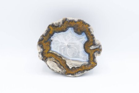 Téléchargez les photos : Géode à la noix de coco Las Choyas, Chihuahua Mexique avec cristal de quartz au centre, poli et fini isolé sur fond blanc - en image libre de droit
