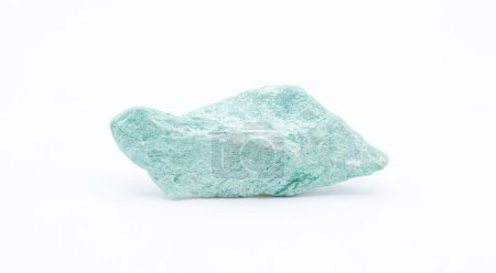 Grüner Fuchsit, auch als Chromglimmer bekannt, ist eine chromreiche Variante des Minerals Muskovit, das zur Glimmergruppe der Phyllosilikatminerale gehört. isoliert auf weißem Hintergrund