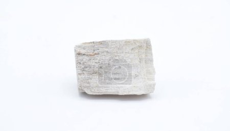 Téléchargez les photos : Découpez la roche minérale de longeron de gypse isolée sur fond blanc. Le gypse est un minéral sulfate mou composé de sulfate de calcium dihydraté, - en image libre de droit