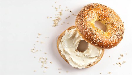 Eine köstliche hausgemachte New York Stadt jüdischen Delikatesse Stil Mohn Sesam Bagel mit Frischkäse beide Hälften fertig zum Essen isoliert auf weißem Hintergrund mit Kopierraum