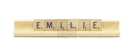 Miami, FL 4-18-24 beliebter Mädchenvorname von EMILIE aus quadratischen Holzfliesen Englische Buchstaben mit natürlicher Farbe und Maserung auf einem Holzständer auf weißem Hintergrund isoliert