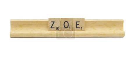 Miami, FL 4-18-24 beliebtes Baby Mädchen Vorname von ZOE mit quadratischen Holzfliesen englischen Buchstaben mit natürlicher Farbe und Maserung auf einem Holzständer auf weißem Hintergrund isoliert