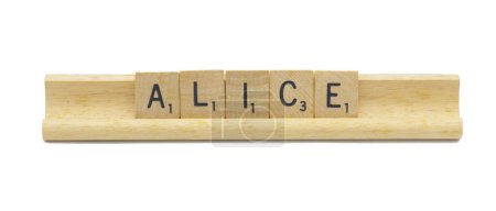 Miami, FL 4-18-24 beliebter Mädchenname ALICE aus quadratischen Holzfliesen Englische Buchstaben mit natürlicher Farbe und Maserung auf einem Holzständer auf weißem Hintergrund isoliert