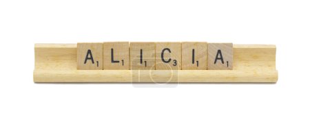 Miami, FL 4-18-24 beliebter Baby-Mädchenname von ALICIA mit quadratischen Holzfliesen englische Buchstaben mit natürlicher Farbe und Maserung auf einem Holzständer auf weißem Hintergrund isoliert