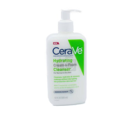 Téléchargez les photos : Ocala, Fl 4-20-2024 Pharmacy dermo cosmetics cleansing emulsion Cerave isolated on white background. Facial moisturizing lotion and Hydrating cream to foam cleanser cosmetic bottle close up - en image libre de droit